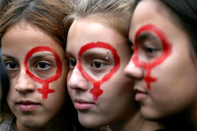 <YONHAP PHOTO-1968> epa06590455 Women protest on the occasion of the International Women's Day at Sao Paulo, Brazil, 08 March 2018. EPA/Fernando Bizerra Jr./2018-03-09 08:43:32/ <저작권자 ⓒ 1980-2018 ㈜연합뉴스. 무단 전재 재배포 금지.>