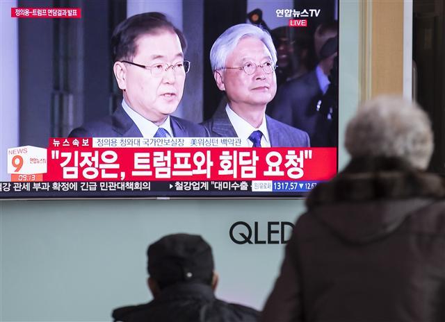 9일 오전 서울역에 있는 시민들이 정의용 청와대 국가안보실장의 도널드 트럼프 대통령 면담결과 발표 중계방송을 비상한 관심을 갖고 시청하고 있다.  [연합뉴스]