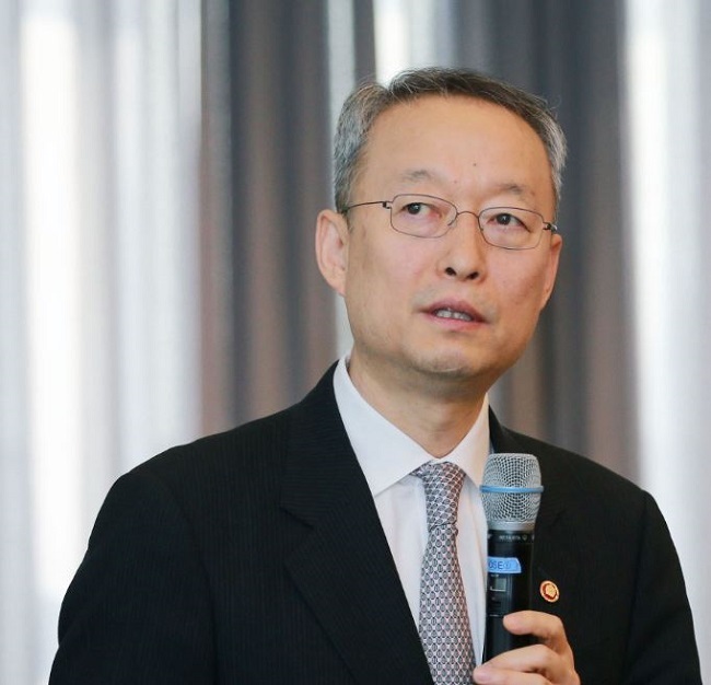 Paik Un-gyu, minister of trade, industry and energy, speaks during a meeting with senior officials from Korean steelmakers at the Convention and Exhibition Center in Seoul on March 9. (Yonhap)