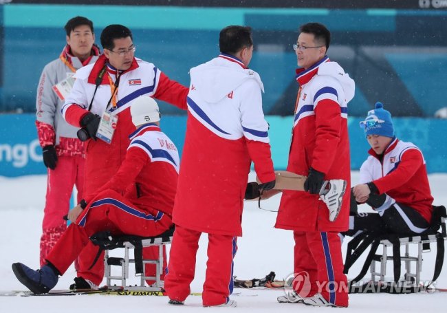 2018 평창동계패럴림픽 개막을 하루 앞둔 8일 오후 북한 선수들이 훈련을 위해 강원도 평창군 바이애슬론센터에 도착해 적응 훈련을 하고 있다.2018.3.8 (연합뉴스)