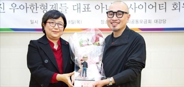 김봉진 우아한형제들 대표(오른쪽)가 8일 서울 정동 사랑의열매 회관을 찾아 50억원 기부를 약속하고 기념촬영하고 있다.