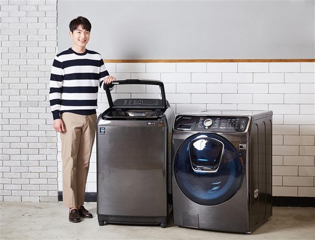 삼성전자 모델이 애벌빨래가 가능한 전자동 세탁기 액티브워시(왼쪽)와 세제자동투입 기능이 한층 업그레이드된 드럼세탁기 애드워시를 소개하고 있다.  [제공=삼성전자]