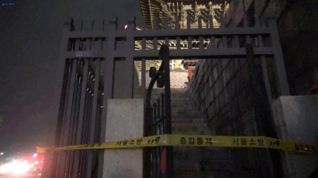 The photo shows an east-side entrance of Dongdaemun Gate in Seoul on March 9, 2018. Authorities cordoned off the area with tape after an apparent arson caused light damage. (Yonhap)