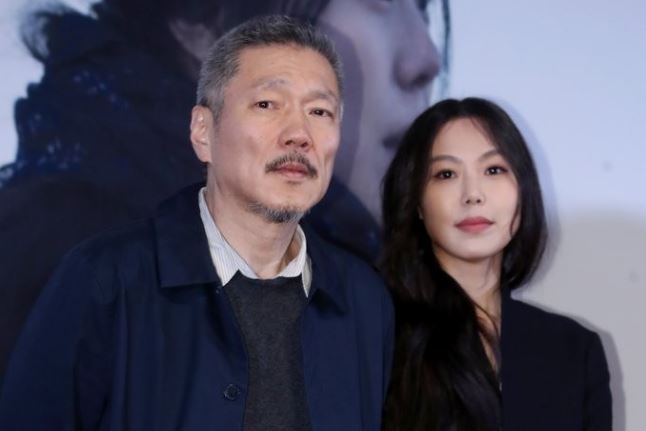 Director Hong Sang-soo (left) and actress Kim Min-hee are seen together during a press conference where the two confirmed their relationship in March 2017. (Yonhap)