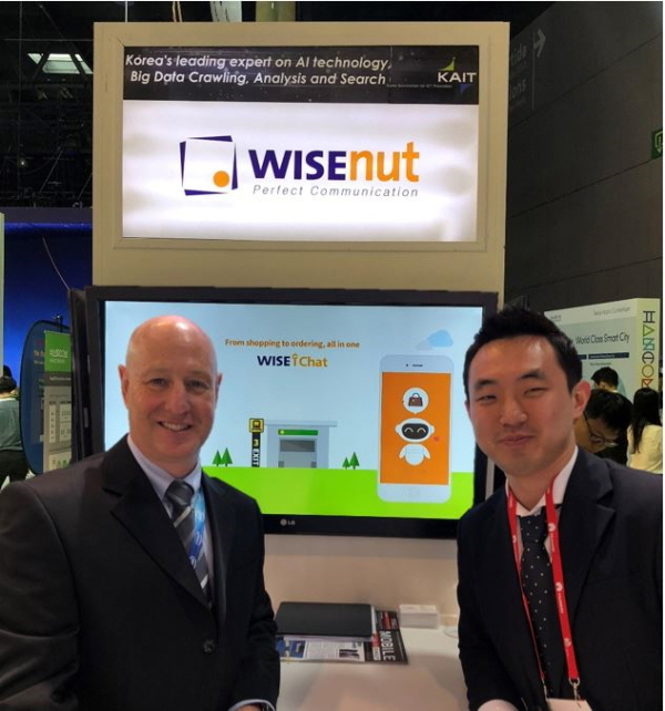 페인 바로셀로나에서 개최된 MWC 2018에서 인공지능 챗봇 및 검색SW 전문기업 와이즈넛 담당자가 부스를 방문한 해외 바이어에게 인공지능 챗봇 솔루션 ‘와이즈 아이챗(WISE i Chat)’을 설명하고 있다.