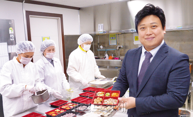 이강민 사랑과선행 대표. 그는 고령배려식으로 구성된 시니어 도시락배달 서비스 ‘맛상쿡123’ 론칭하고 사업을 전개하고 있다.  정희조 기자/checho@heraldcorp.com