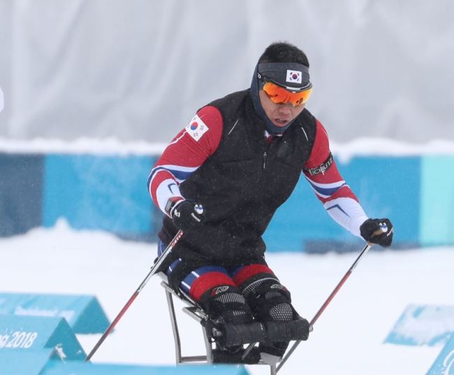 South Korean para Nordic skier Sin Eui-hyun trains for the PyeongChang Winter Paralympics at Alpensia Biathlon Centre in PyeongChang, Gangwon Province, on March 9. (Yonhap)