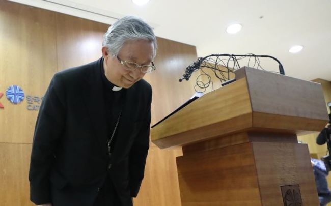 Archbishop Hyginus Kim Hee-joong, head of the Catholic Bishops' Conference of Korea, bows in front of cameras at the conference's office in eastern Seoul on Feb. 28 after reading a statement of apology in response to an allegation of attempted rape by a priest. (Yonhap)