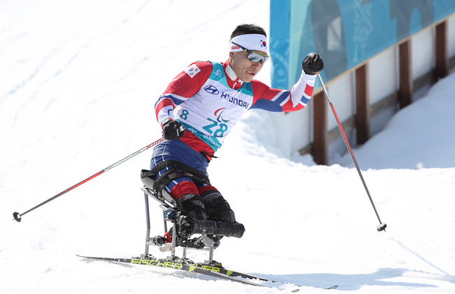 Sin Eui-hyun of South Korea competes in the men's 15-kilometer sitting cross-country skiing event at the PyeongChang Winter Paralympic Games at Alpensia Biathlon Centre in PyeongChang, some 180 kilometers east of Seoul, on March 11, 2018. (Yonhap)