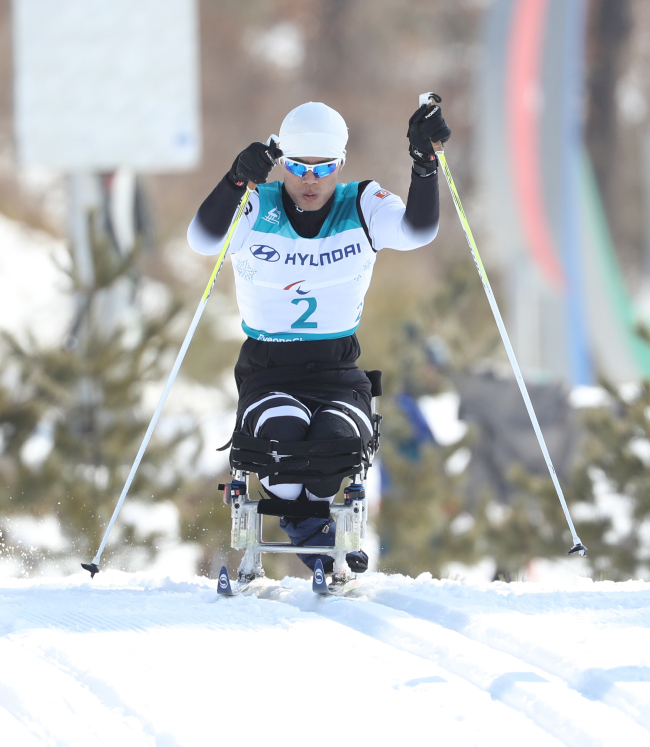 North Korea's Ma Yu-chol competes in the the men's 15-kilometer sitting cross-country skiing event at the PyeongChang Winter Paralympics at Alpensia Biathlon Centre in PyeongChang, some 180 kilometers east of Seoul on March 11, 2018. (Yonhap)