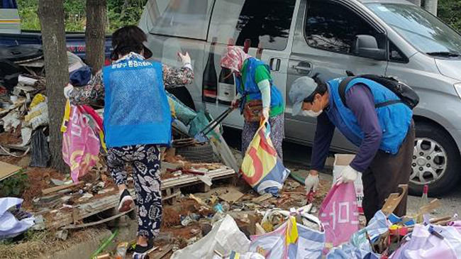 성남시 공공근로 참여자들이 환경을 정비하고있다.[사진제공=성남시]
성남시 공공근로 참여자들이 환경을 정비하고있다.[사진제공=성남시]