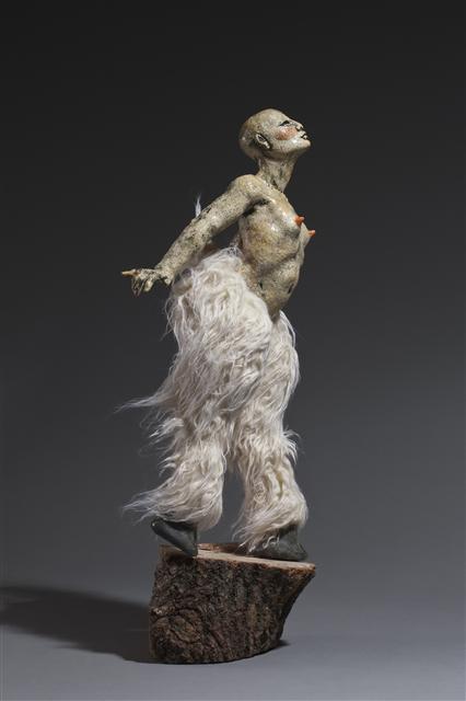 손정희, Satyr, 도자, 인조모피, 나무, 64×30×35cm, 2013.
[제공=스페이스D9]