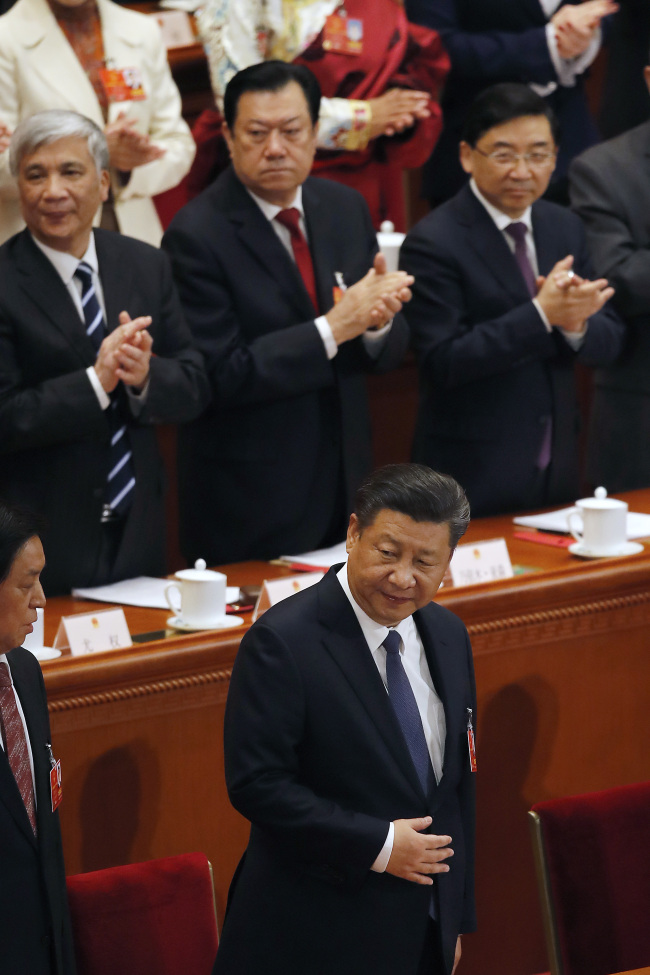 <YONHAP PHOTO-4733> Chinese President Xi Jinping, center, looks as he and leaders arrive for a plenary session of the National People's Congress at the Great Hall of the People in Beijing, Sunday, March 11, 2018. China's rubber-stamp lawmakers on Sunday passed a historic constitutional amendment abolishing presidential term limits that will enable Xi to rule indefinitely. (AP Photo/Andy Wong)/2018-03-11 18:13:26/ <저작권자 ⓒ 1980-2018 ㈜연합뉴스. 무단 전재 재배포 금지.>
<YONHAP PHOTO-4733> Chinese President Xi Jinping, center, looks as he and leaders arrive for a plenary session of the National People's Congress at the Great Hall of the People in Beijing, Sunday, March 11, 2018. China's rubber-stamp lawmakers on Sunday passed a historic constitutional amendment abolishing presidential term limits that will enable Xi to rule indefinitely. (AP Photo/Andy Wong)/2018-03-11 18:13:26/ <저작권자 ⓒ 1980-2018 ㈜연합뉴스. 무단 전재 재배포 금지.>