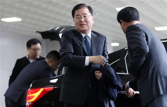 <YONHAP PHOTO-1251> 차에서 내리는 정의용 국가안보실장 (서울=연합뉴스) 하사헌 기자 = 정의용 청와대 국가안보실장이 방북·방미 결과를 설명하기 위해 12일 오전 김포공항을 통해 중국으로 출국하기 전 차에서 내리고 있다. 2018.3.12 toadboy@yna.co.kr/2018-03-12 08:54:36/ <저작권자 ⓒ 1980-2018 ㈜연합뉴스. 무단 전재 재배포 금지.>