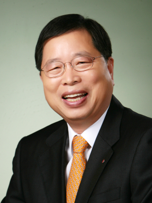 박진수 LG화학 부회장은 지난 9일 대산공장에서 진행된 기자간담회에서 올해를 고도성장의 원년으로 삼고 오는 2020년까지 36조4000억원의 매출을 달성하겠다는 목표를 제시했다. [제공=LG화학]