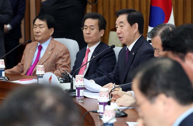 자유한국당 김성태 원내대표가 같은날 국회에서 열린 원내대책회의에서 발언하고 있다.  [연합뉴스]
