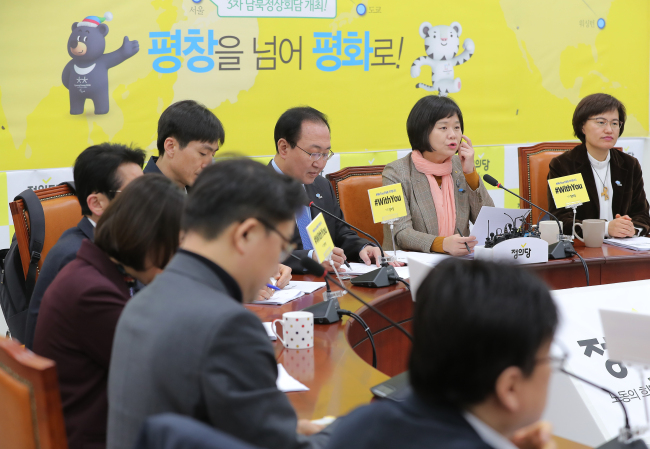 정의당은 12일 오전 국회에서 열린 상무위원회에서 전날 열린 의원총회 결과보고를 하면서 민주평화당과의 공동교섭단체 구성을 적극 추진하기로 결정했다.[사진=연합뉴스]
정의당은 12일 오전 국회에서 열린 상무위원회에서 전날 열린 의원총회 결과보고를 하면서 민주평화당과의 공동교섭단체 구성을 적극 추진하기로 결정했다.[사진=연합뉴스]