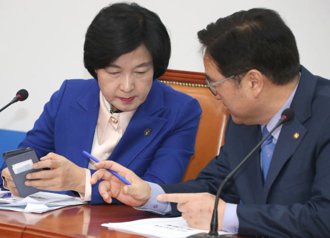 더불어민주당 추미애 대표(왼쪽)와 우원식 원내대표가 12일 국회에서 열린 최고위원회의에서 대화하고 있다. (사진=연합뉴스)