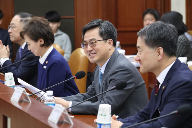 Finance Minister Kim Dong-yeon (2nd from right) speaks at an economy-related ministerial meeting in Seoul on Monday. Kim said South Korea will decide within the first half of this year whether to join the Japan-led Comprehensive and Progressive Agreement for Trans-Pacific Partnership (CPTPP). (Yonhap)