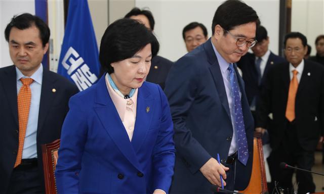 ‘계속된 미투 폭로에 침통한 與, 비판 속 수위 조절하는 野.’ 더불어민주당 추미애 대표와 우원식 원내대표 등 지도부가 12일 굳은 표정으로 국회에서 열린 최고위원회의에 참석하고 있다. [연합뉴스]
