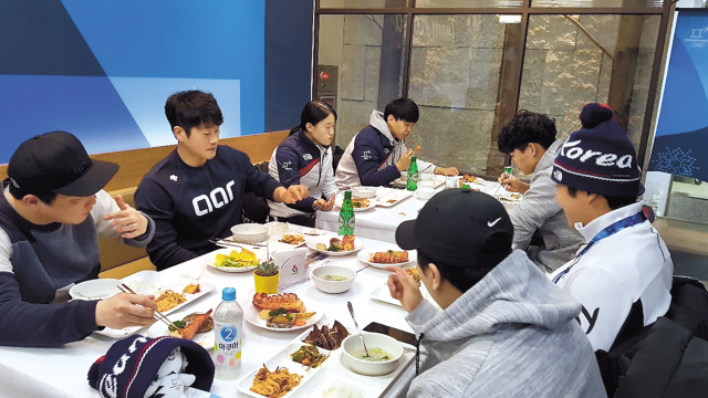 지난 5일 태릉선수촌에서 만난 조성숙 영양사(위)와
태릉선수촌 선수식당 메뉴.  [윤병찬 기자]