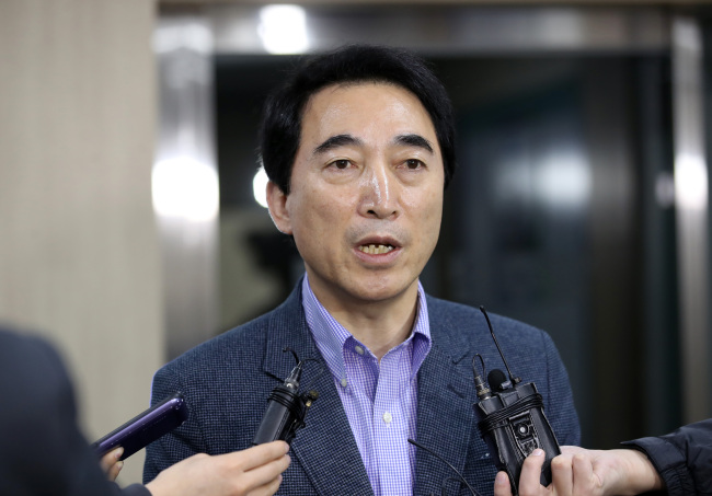 박수현 더불어민주당 충남지사 예비후보가 12일 오전 공직선거후보자검증위원회가 끝난 후 서울 여의도 더불어민주당사를 나서며 취재진과 인터뷰하고 있다.[사진=연합뉴스]
박수현 더불어민주당 충남지사 예비후보가 12일 오전 공직선거후보자검증위원회가 끝난 후 서울 여의도 더불어민주당사를 나서며 취재진과 인터뷰하고 있다.[사진=연합뉴스]