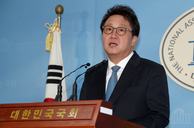 Rep. Min Byung-doo of the ruling Democratic Party speaks during a press conference at the National Assembly in Seoul on March 7. (Yonhap)
