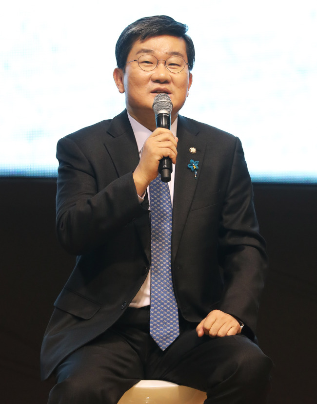 '6·13 지방선거' 경기지사 출마 의사를 밝힌 더불어민주당 전해철 의원이 10일 오후 경기도 수원시 아주대학교에서 열린 북콘서트 '함께한 시간, 역사가 되다'에서 인사말을 하고 있다. (사진=연합뉴스)
'6·13 지방선거' 경기지사 출마 의사를 밝힌 더불어민주당 전해철 의원이 10일 오후 경기도 수원시 아주대학교에서 열린 북콘서트 '함께한 시간, 역사가 되다'에서 인사말을 하고 있다. (사진=연합뉴스)