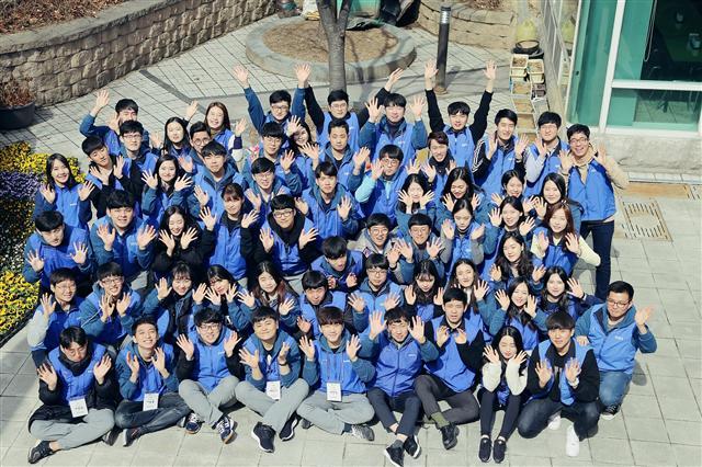 삼성SDI 신입사원들이 입문교육 마지막 과정인 봉사활동을 마치고 기념촬영을 하고있다.