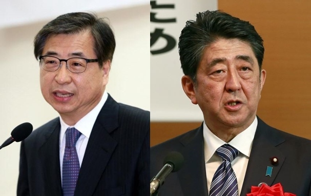 South Korean NIS chief Suh Hoon, left, and Japanese Prime Minister Shinzo (Yonhap)