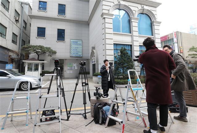 MB 소환 D-1. 이명박 전 대통령 검찰 소환을 하루 앞둔 13일 오전 이 전 대통령 강남 사무실 앞에 취재진이 모여 있다. [연합뉴스]