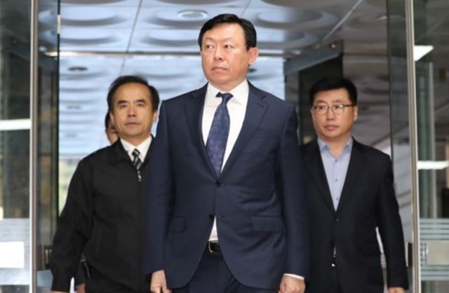 Chairman Shin Dong-bin (center)(Yonhap)