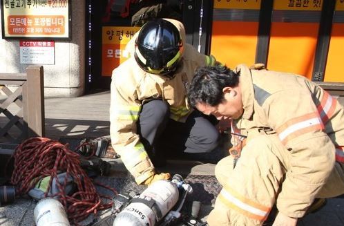 Fire fighters (Yonhap)