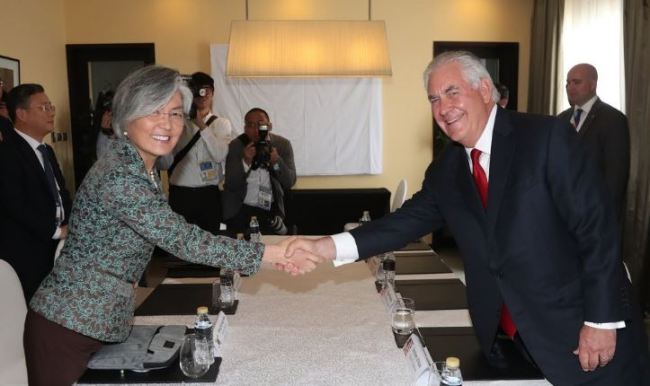 South Korean Foreign Minister Kang Kyung-wha (left) shakes hands with Rex Tillerson at the ASEAN Regional Forum held in August 2017. (Yonhap)