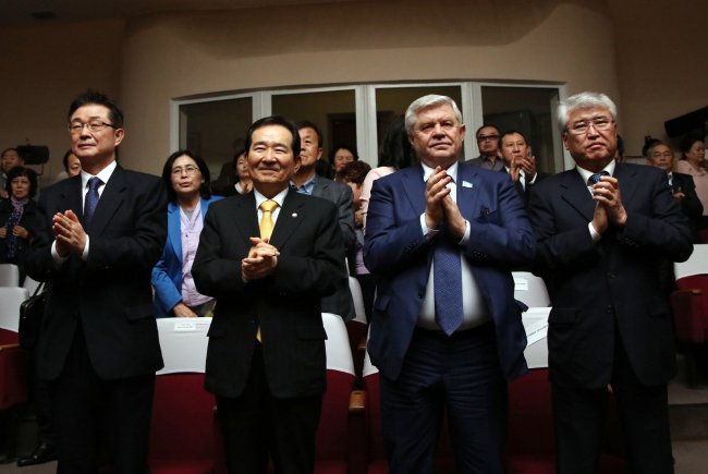 National Assembly Speaker Chung Sye-kyun (2nd from L) visits a theater in Kazakhstan during his visit to the Central Asian country on March 11, 2018, in this photo provided by his office. (Yonhap)