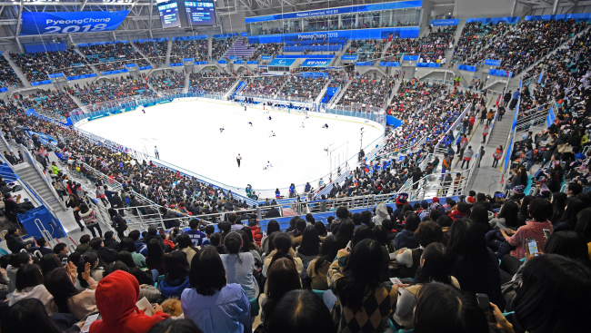 Spectators watch the men's ice sledge hockey game between South Korea and the United States at the PyeongChang Winter Paralympics at Gangneung Hockey Centre in Gangneung, Gangwon Province, on March 13, 2018. (Yonhap)