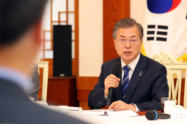 President Moon Jae-in attends a meeting with the special committee on revising the Constitution at the presidential office on Tuesday. Yonhap