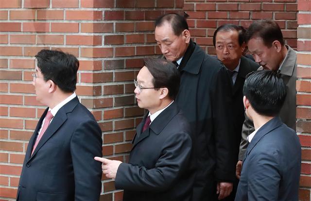 자유한국당 권성동 의원(왼쪽)과 김효재 전 정무수석(왼쪽 세번째) 등 친이계 인사들이 14일 오전 이명박 전 대통령의 검찰 소환에 앞서 서울 강남구 논현동 이 전 대통령 자택에 모여 이야기를 나눈 후 집을 나서고 있다.   [연합뉴스]