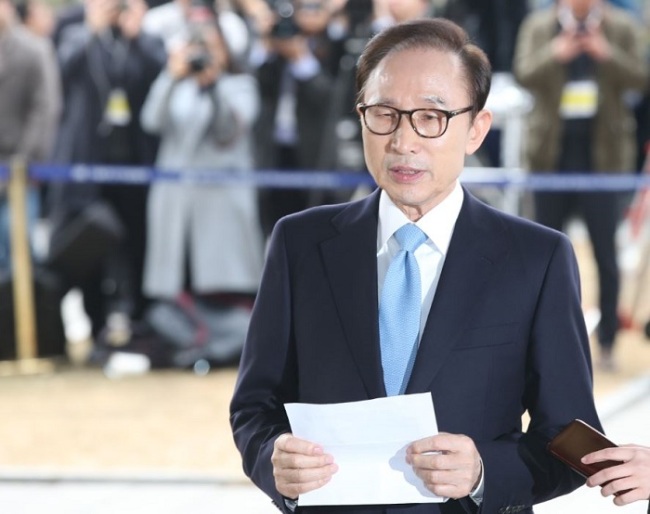 Lee Myung-bak arrives at Seoul Central District Prosecutor's Office on Wednesday, March 14. (Yonhap)