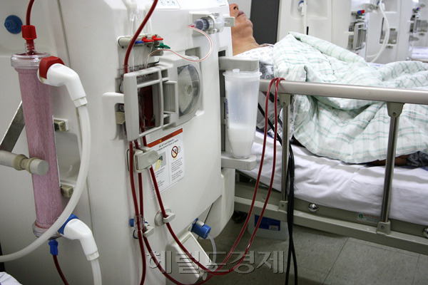 콩팥은 한 번 망가지면 회복이 어렵고, 관련 질환이 말기로 진행되면 투석을 받아야 해 삶의 질까지 저하된다. 몸이 붓고, 혈압이 급격히 올라가고, 밤에 자다가도 소변을 보기 위해 두세 차례 일어나는 증상이 반복된다면 콩팥 이상을 확인하는 것이 좋다. [헤럴드경제DB]