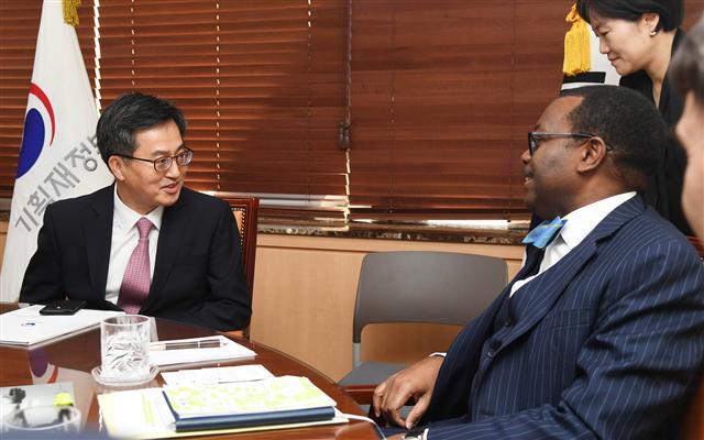 <YONHAP PHOTO-4420> 김동연 부총리, 아프리카개발은행 총재와 면담 (서울=연합뉴스) 김동연 부총리 겸 기획재정부 장관이 13일 정부서울청사에서 아킨우미 아데시나 아프리카개발은행(AfDB) 총재와 면담하고 있다. 2018.3.13 [기획재정부 제공=연합뉴스] photo@yna.co.kr/2018-03-13 16:08:31/ <저작권자 ⓒ 1980-2018 ㈜연합뉴스. 무단 전재 재배포 금지.>