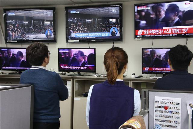 <YONHAP PHOTO-2108> [MB소환]TV보는 공무원들 (서울=연합뉴스) 김승두 기자 = 뇌물수수 등 의혹을 받는 이명박 전 대통령이 피의자 신분으로 조사를 받으러 14일 오전 서울중앙지검에 도착해 포토라인에서 자신의 입장을 밝히는 동안 세종로 정부서울청사내 공무원들이 TV로 생중계되는 장면을 보고 있다. 2018.3.14 kimsdoo@yna.co.kr/2018-03-14 09:39:26/ <저작권자 ⓒ 1980-2018 ㈜연합뉴스. 무단 전재 재배포 금지.>