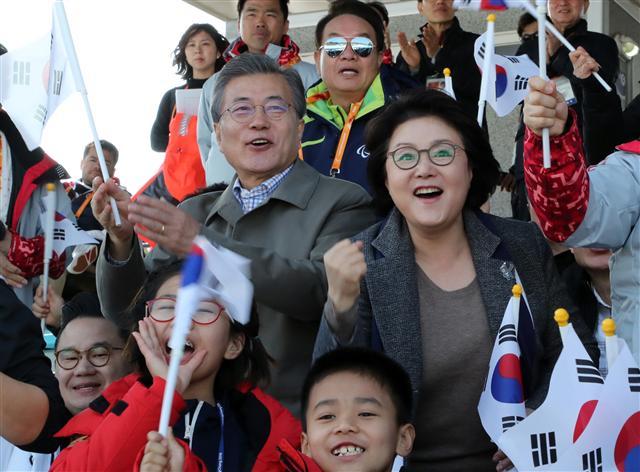 문재인 대통령과 부인 김정숙 여사가 14일 오전 강원도 평창 바이애슬론센터에서 열린 2018 평창패럴림픽 장애인 바이애슬론 예선 경기를 관람하며 선수들을 응원하고 있다.   [연합뉴스]