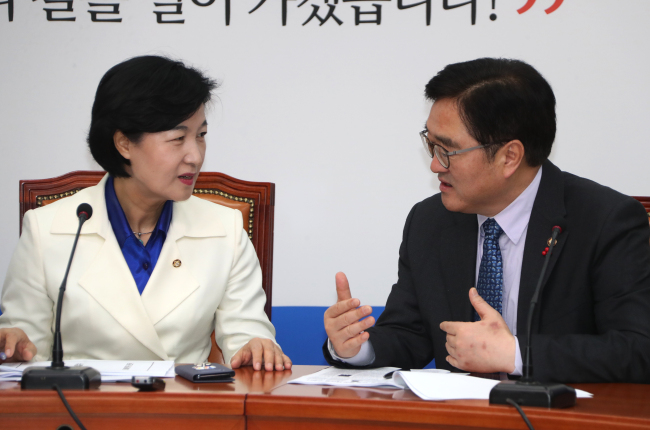 Rep. Choo Mi-ae (left), head of the ruling party talks with floor leader Woo Won-shik during a meeting of the party's supreme council on Wednesday. (Yonhap)