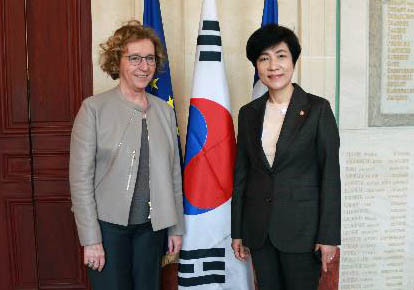 Korean Labor Minister Kim Young-joo (R) and her French counterpart Muriel Penicaud pose prior to their meeting in Paris on March 13, 2018, in this photo provided by the labor ministry. (Yonhap)