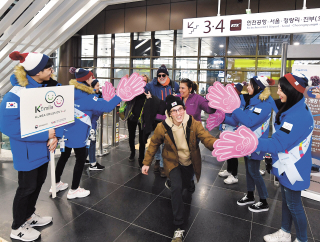 활동기간이 끝났음에도 강릉역 패럴림픽 손님맞이에 나선 대학생 미소국가대표들.