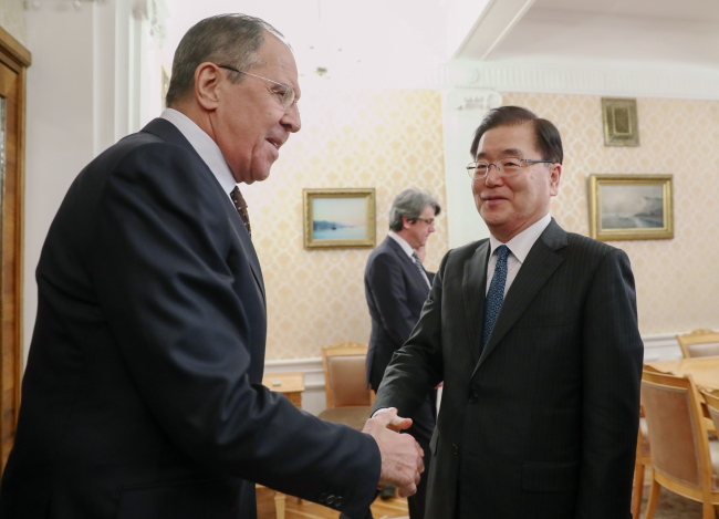 National Security Office chief Chung Eui-yong (right) shakes hands with Russian Foreign Minister Sergey Lavrov in Moscow on Tuesday. Yonhap