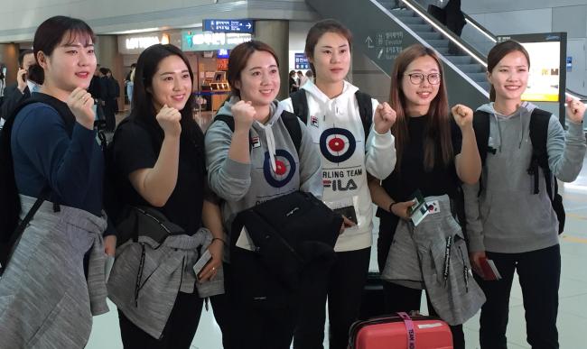 Members of the South Korean women's curling team pose for pictures before leaving Incheon International Airport on March 14, 2018, for North Bay, Canada, where they will compete at the World Women's Curling Championship. From left: Kim Cho-hi, Kim Kyeong-ae, Kim Yeong-mi, head coach Kim Min-jung, Kim Seon-yeong and skip Kim Eun-jung. (Yonhap)