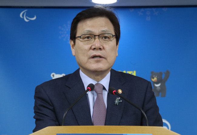 In this photo taken March 14, 2018, Financial Services Commission Chairman Choi Jong-ku answers questions on the government's stance on possible financial support to GM Korea and the planned sale of Kumho Tire to China's Qingdao Doublestar at a press conference held in Seoul. (Yonhap)