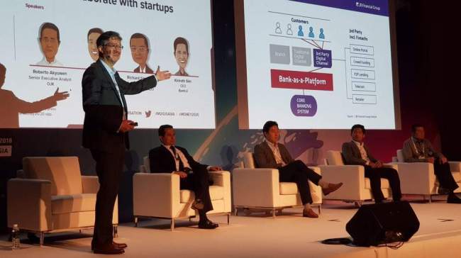 JB Financial Group CTO Lee Jae-yong (left) speaks at a panel discussion on the sidelines of Money20/20 Asia in Singapore on March. 14.